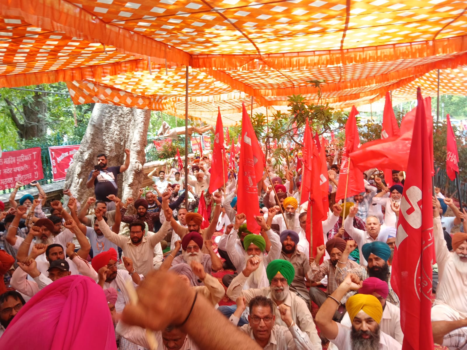 Electricity employees demonstrated in front of the head office in the scorching heat.